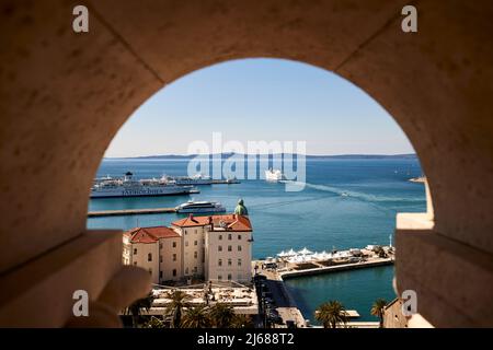 Die Stadt Split in Kroatien in der Region Dalmatien blickt über die Dächer und zeigt die Skyline in den Hafen, den Hafen, den Yachthafen Stockfoto