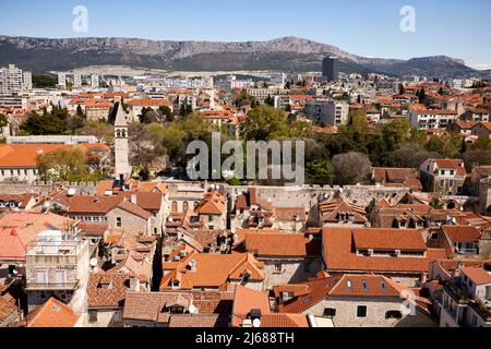 Die Stadt Split in Kroatien in der Region Dalmatien blickt über die Dächer und zeigt die Skyline zum Goldenen Tor Stockfoto