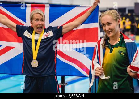 Der Herzog von Sussex mit einem britischen Konkurrenten beim Schwimmen bei den Invictus Games in Het Hofbad Den Haag, Niederlande. Bilddatum: april 2022 Stockfoto