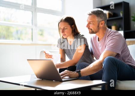 Paar Tun Steuern Und Familienbudget Auf Computer Stockfoto