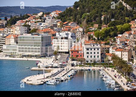 Die Stadt Split in Kroatien in der Region Dalmatien blicken über die Dächer mit Blick auf die kleine Marina Stockfoto