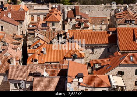 Die Stadt Split in Kroatien in der Region Dalmatien blicken über die Dächer mit dem Fokus auf die Terrakotta-Dachziegel Stockfoto