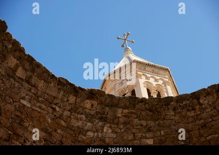 Der Vorraum, die Rotonda), (das Atrium), erster Abschnitt des kaiserlichen Korridors im Diokletianspalast mit der Kathedrale Saint Domnius Stockfoto