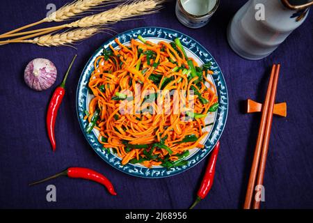 Ein Gericht mit gebratenen Cordyceps-Blüten Stockfoto