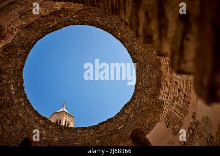 Der Vorraum, die Rotonda), (das Atrium), erster Abschnitt des kaiserlichen Korridors im Diokletianspalast mit der Kathedrale Saint Domnius Stockfoto