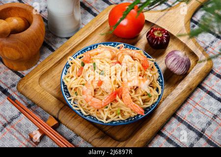 Eine Schüssel Pasta in Tomatensaft Stockfoto