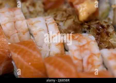 Sushi-Rollen mit Lachs und Garnelen, traditionelle japanische Küche Stockfoto