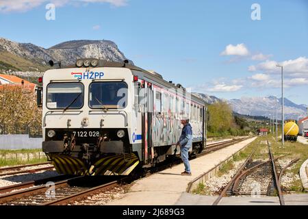 Kastel Stari-Split Bahnhof in Split, Kroatien, Kroatische Eisenbahnen betreiben refurbished Y1 Diesel-Triebzüge Stockfoto