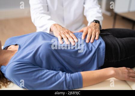 Gastroenterologe Arzt Beratung Frau In Der Klinik. Gesundheit Und Medizin Stockfoto
