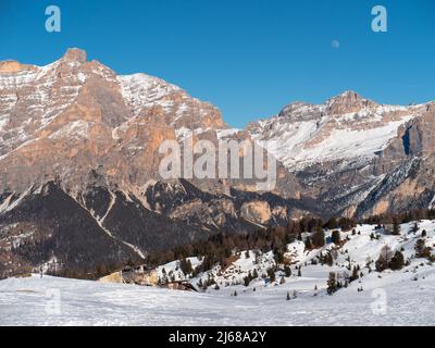 Blick auf die schneebedeckten rötlichen Felsen der italienischen Dolomiten an einem schönen sonnigen Tag. Stockfoto