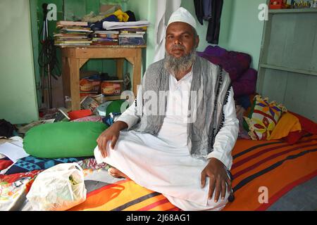 INDIA, UTTAR PRADESH, SULTANPUR, SATTHIN, DEZEMBER 2021, Sufi-Priester oder Peer bei Dargah Shah Hazrat Abdul Lateef Stockfoto