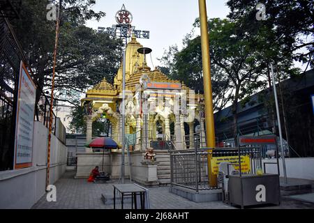 MAHARASHTRA, SOLAPUR - PUNE HIGHWAY, Februar 2022, Hindu-Priester in Chandramouleshwar Mahadev Mandir, Hindu-Tempel, Rückansicht Stockfoto