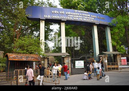 MAHARASHTRA, PUNE, KATRAJ, März 2022, Tourist am Eingang des Zoologischen Parks und Wildtierforschungszentrums Rajiv Gandhi Stockfoto