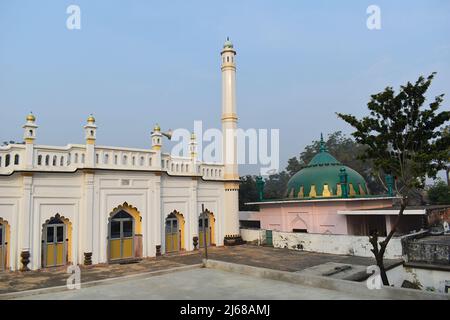 Rückansicht eines islamischen Masjid und Dargah, Amethi Village, Uttar Pradesh, Indien Stockfoto