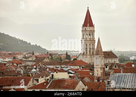 Trogir in Kroatien an der zentralen Adriaküste, der St.-Lorenz-Kathedrale und dem Glockenturm Stockfoto