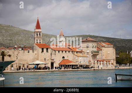 Trogir in Kroatien an der zentralen Adriaküste, alte Stadtmauern mit der markanten St.-Lorenz-Kathedrale und dem Glockenturm Stockfoto