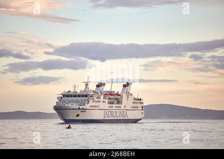 Die Stadt Split in Kroatien in der Region Dalmatien, JADROLINIJA Fähre namens Zadar Stockfoto