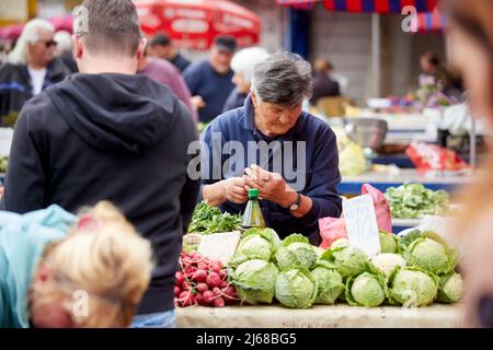 Die Stadt Split in Kroatien in der Region Dalmatien, lokalen Marktplatz Green Market Verkauf von Obst und Bauern Produkte Stockfoto