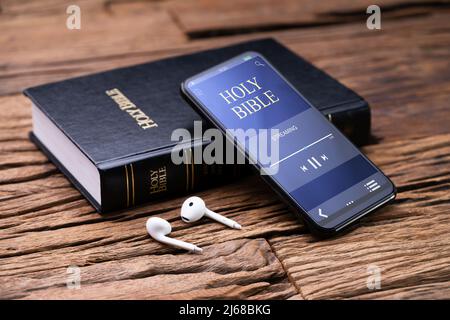 Bibelmusik Am Telefon Hören. Christian Studiert Stockfoto