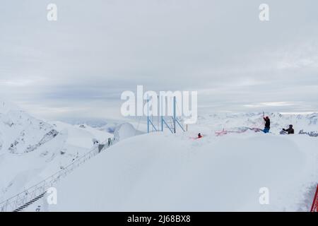 Winterberglandschaft: Das Rosa Khutor Alpine Resort in der Nähe von Krasnaya Polyana Panorama Hintergrund. Stockfoto