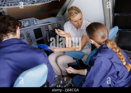 Lehrer und Schüler im Flugzeug-Cockpit Stockfoto