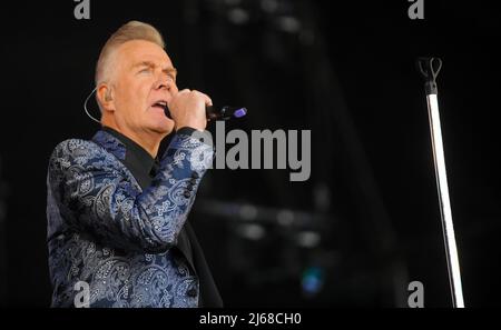 Martin Fry, der Sänger der 80s Band ABC, tritt beim Flashback Festival in Temple Newsom auf. Stockfoto