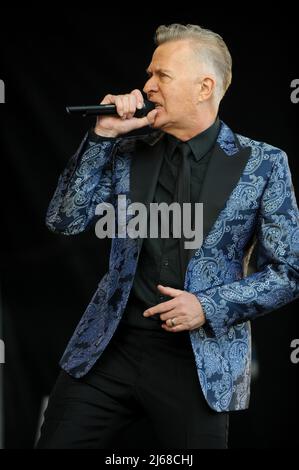 Martin Fry, der Sänger der 80s Band ABC, tritt beim Flashback Festival in Temple Newsom auf. Stockfoto