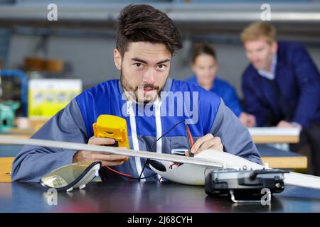 Elektrolehrer, der in einem Klassenzimmer an einem Industrieunterricht arbeitet