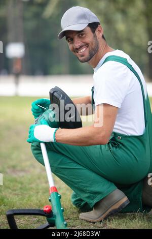 Glücklicher Gärtner lächelt der Kamera zu Stockfoto