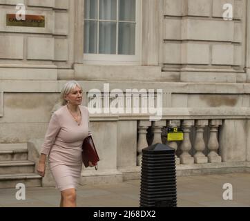 London uk 28. April 2022 Nadine Dorries, Kultur; Sekretärin verlässt das Kabinett. Whitehall Stockfoto
