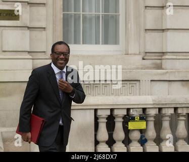 London großbritannien 28.. April 2022 Kwasi Kwarteng, Business Secretary verlässt das Kabinett 70 Whitehall Stockfoto