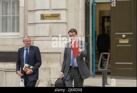 London uk 28. April 2022 Simon Clarke, Chief Secretary to the Treasury, verlässt das Kabinett Whitehall, Stockfoto