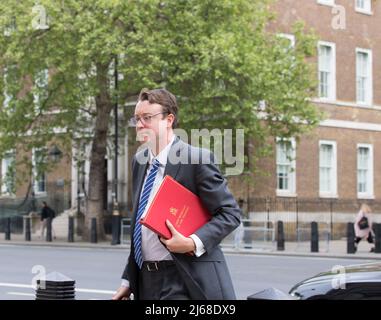 London, großbritannien, 28.. April 2022 Simon Clarke, Chief Secretary of the Treasury, trifft im Kabinett Whitehall ein, Stockfoto