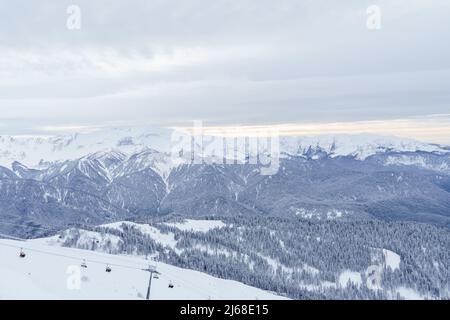 Winterberglandschaft: Das Rosa Khutor Alpine Resort in der Nähe von Krasnaya Polyana Panorama Hintergrund. Stockfoto