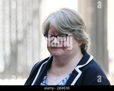 London, Großbritannien, 26.. April 2022. Works & Pension Secretary Therese Coffey verlässt das Haus nach der wöchentlichen Kabinettssitzung in der Downing Street Nr. 10. Stockfoto