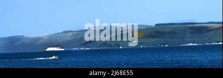 Loch Ryan, Cairnryan von Stranraer aus gesehen, mit einem Jet-Skifahrer, der die Stena Line Irish Ferry passiert. Stockfoto