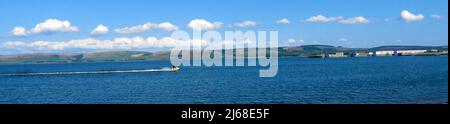 Loch Ryan, Schottland Jet-Skifahrer mit Stranraer Pier und Eisenbahn ( rechts ) Stockfoto