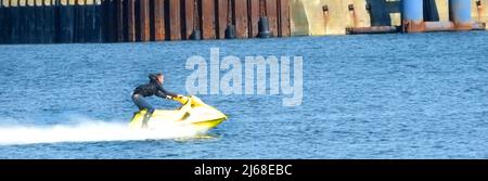 Loch Ryan, Schottland , ein Jet-Skifahrer kommt am Stranraer Pier an. Stockfoto