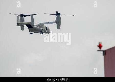 Eine Bell Boeing CVM-22B Osprey Tilt-Rotor-Maschine mit dem Fleet Logistics Multi-Mission Squadron 30 (VRM-30) vor der USS Abraham Lincoln Stockfoto