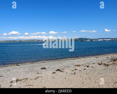 Loch Ryan, Schottland, ein Jets kier mit Stranraer Pier und Eisenbahn (rechts) Stockfoto