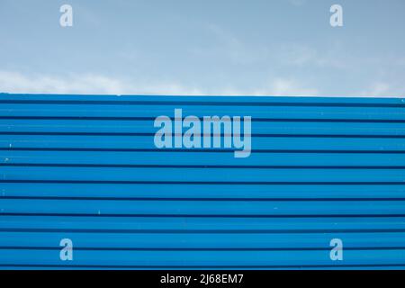 Blauer Stahlzaun. Zaun des Territoriums. Edelstahlkante aus Metall. Stockfoto