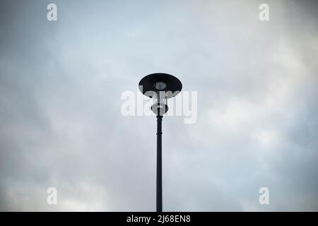 LED-Glühlampe. Straßenbeleuchtung im Park. Säule gegen Himmel. Stockfoto