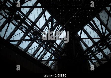 Das Dach besteht aus Stahlträgern. Fenster im Dach. Details des Innenraums des Gebäudes. Stockfoto