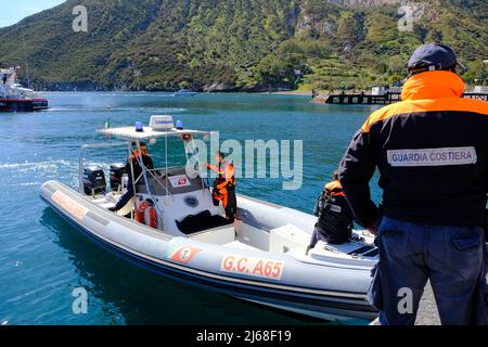 Vulcano, Sizilien, April 9, italienische Küstenwache während einer Übung auf der Insel Vulcano. Fokus und Detail auf dem gestickten Patch der italienischen Küstenwache auf 2022. Stockfoto