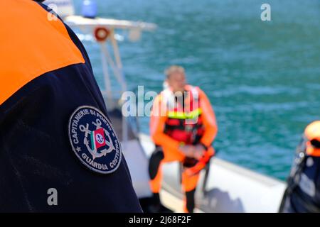 Vulcano, Sizilien, April 9, italienische Küstenwache während einer Übung auf der Insel Vulcano. Fokus und Detail auf dem gestickten Patch der italienischen Küstenwache auf 2022. Stockfoto