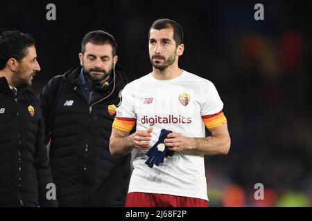 LEICESTER, GROSSBRITANNIEN. APR 28. Henrikh Mkhitaryan von AS Roma macht sich auf den Weg zum Dugout, nachdem er sich während des UEFA Europa Conference League Halbfinales 1. zwischen Leicester City und AS Roma am Donnerstag, dem 28.. April 2022, im King Power Stadium, Leicester, verletzt hat. (Kredit: Jon Hobley | MI News) Kredit: MI Nachrichten & Sport /Alamy Live News Stockfoto