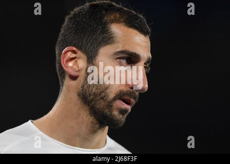 LEICESTER, GROSSBRITANNIEN. APR 28. Henrikh Mkhitaryan von AS Roma macht sich auf den Weg zum Dugout, nachdem er sich während des UEFA Europa Conference League Halbfinales 1. zwischen Leicester City und AS Roma am Donnerstag, dem 28.. April 2022, im King Power Stadium, Leicester, verletzt hat. (Kredit: Jon Hobley | MI News) Kredit: MI Nachrichten & Sport /Alamy Live News Stockfoto