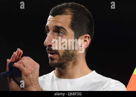 LEICESTER, GROSSBRITANNIEN. APR 28. Henrikh Mkhitaryan von AS Roma macht sich auf den Weg zum Dugout, nachdem er sich während des UEFA Europa Conference League Halbfinales 1. zwischen Leicester City und AS Roma am Donnerstag, dem 28.. April 2022, im King Power Stadium, Leicester, verletzt hat. (Kredit: Jon Hobley | MI News) Kredit: MI Nachrichten & Sport /Alamy Live News Stockfoto