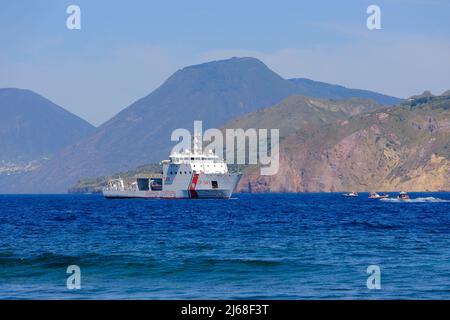 Vulcano, Sizilien, April 9, italienische Küstenwache während einer Übung auf der Insel Vulcano. Fokus und Detail auf dem gestickten Patch der italienischen Küstenwache auf 2022. Stockfoto