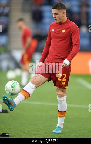 LEICESTER, GROSSBRITANNIEN. APR 28. Nicolo Zaniolo von AS Roma erwärmt sich vor dem Auftakt während des UEFA Europa Conference League Halbfinales 1. zwischen Leicester City und AS Roma am Donnerstag, dem 28.. April 2022, im King Power Stadium, Leicester. (Kredit: Jon Hobley | MI News) Kredit: MI Nachrichten & Sport /Alamy Live News Stockfoto